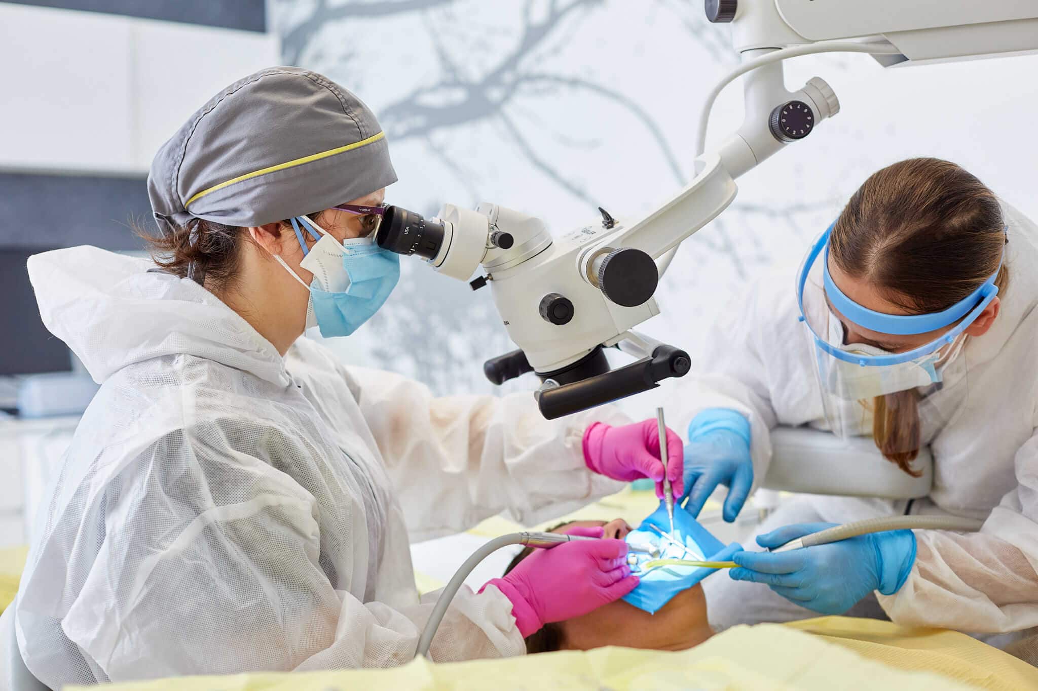 Tratament de canal la microscop