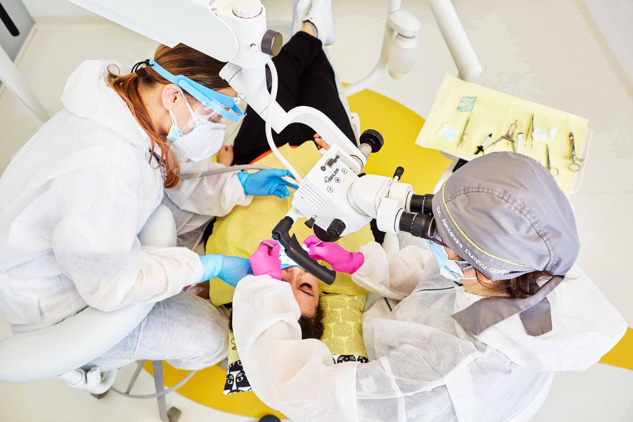 Tratament de canal radicular la microscop