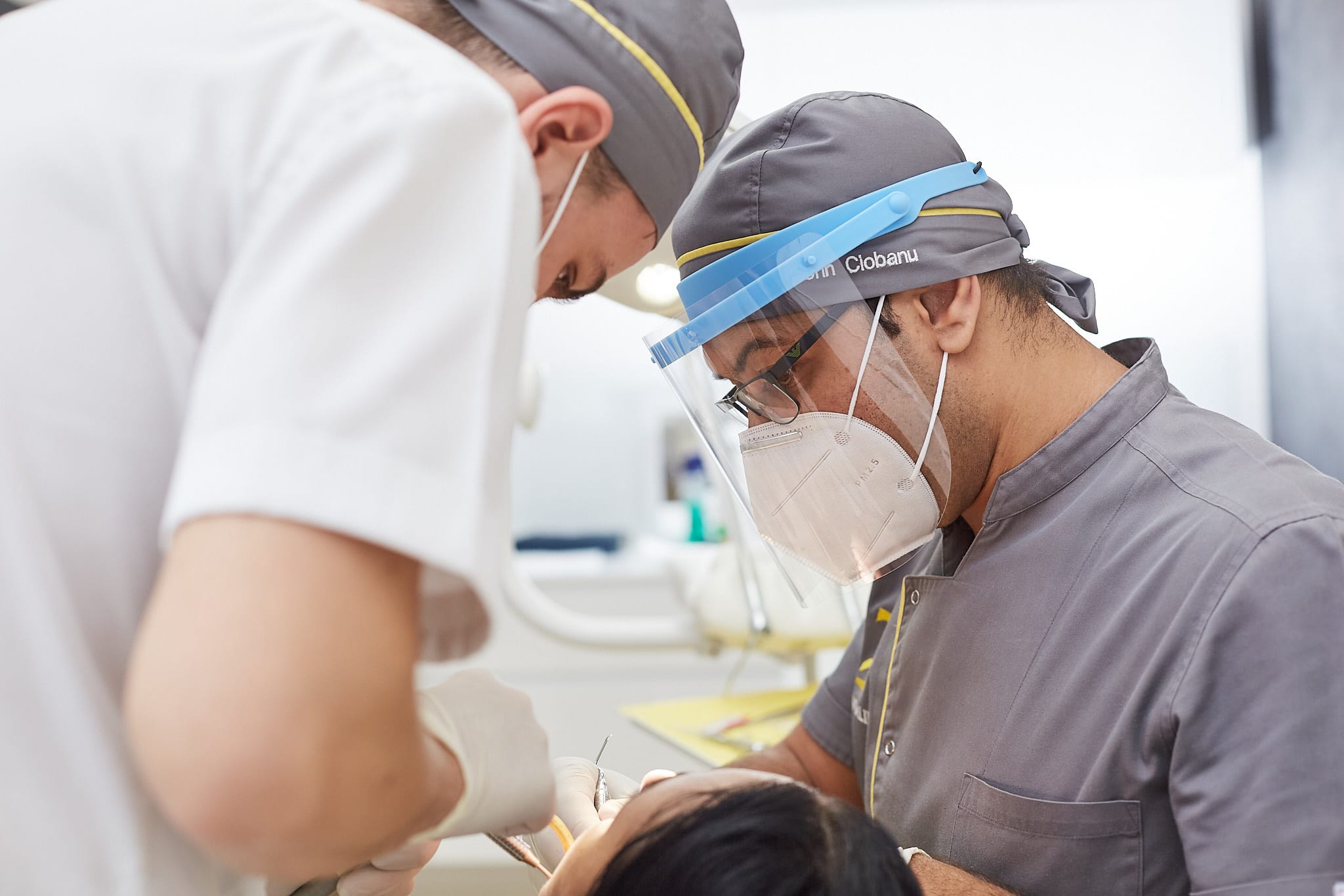 interventie medici implant dentar